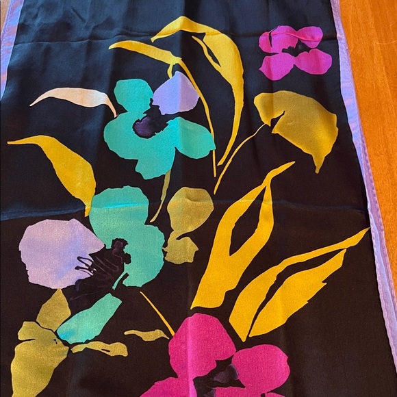 Vivid and  Eye Catching Anne Klein Silk Scarf Very Long! Large Graphic Flowers - Picture 9 of 11
